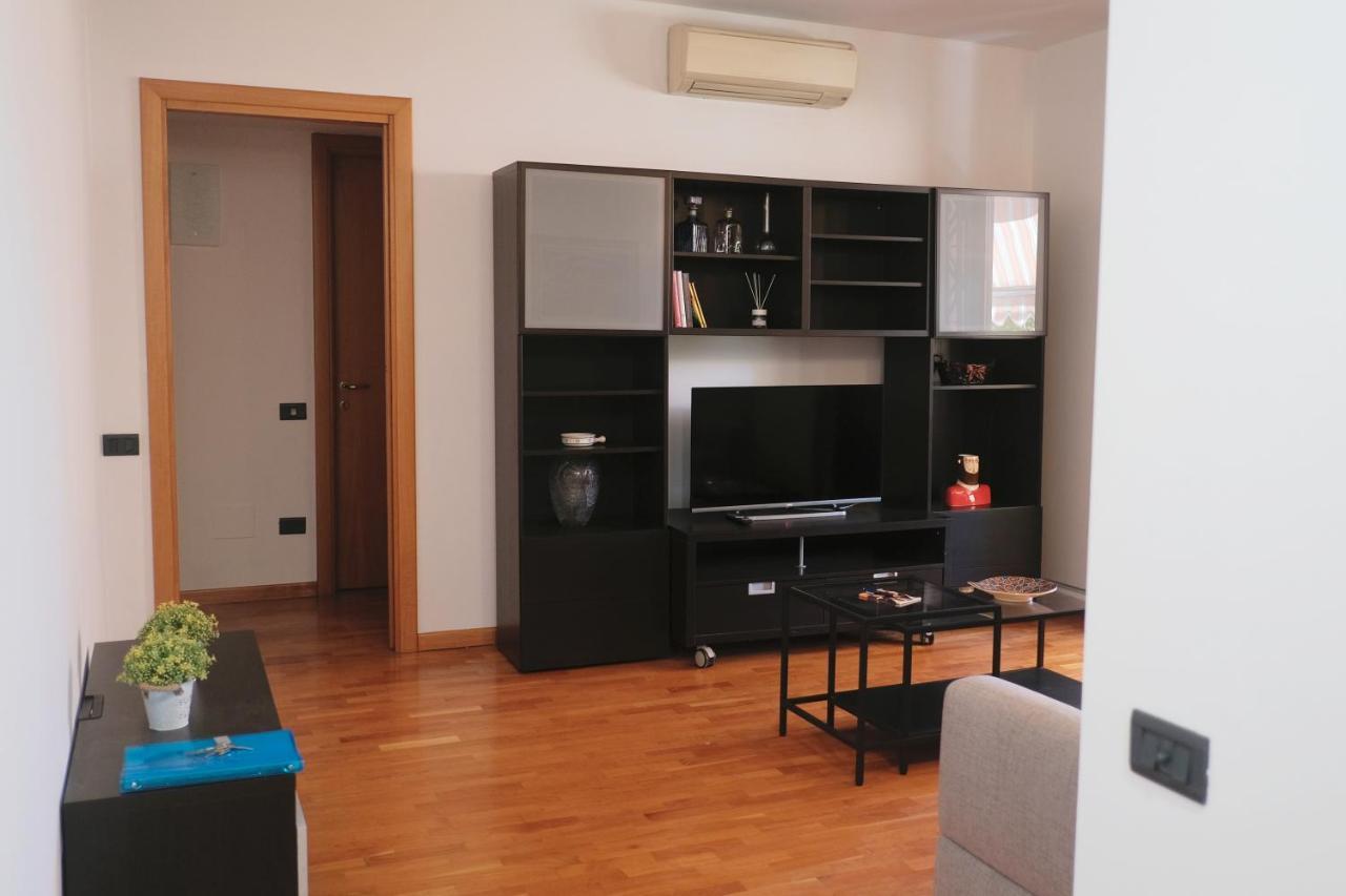 Bwr - Bilocale Con Terrazzo, Via Gonin * Milano