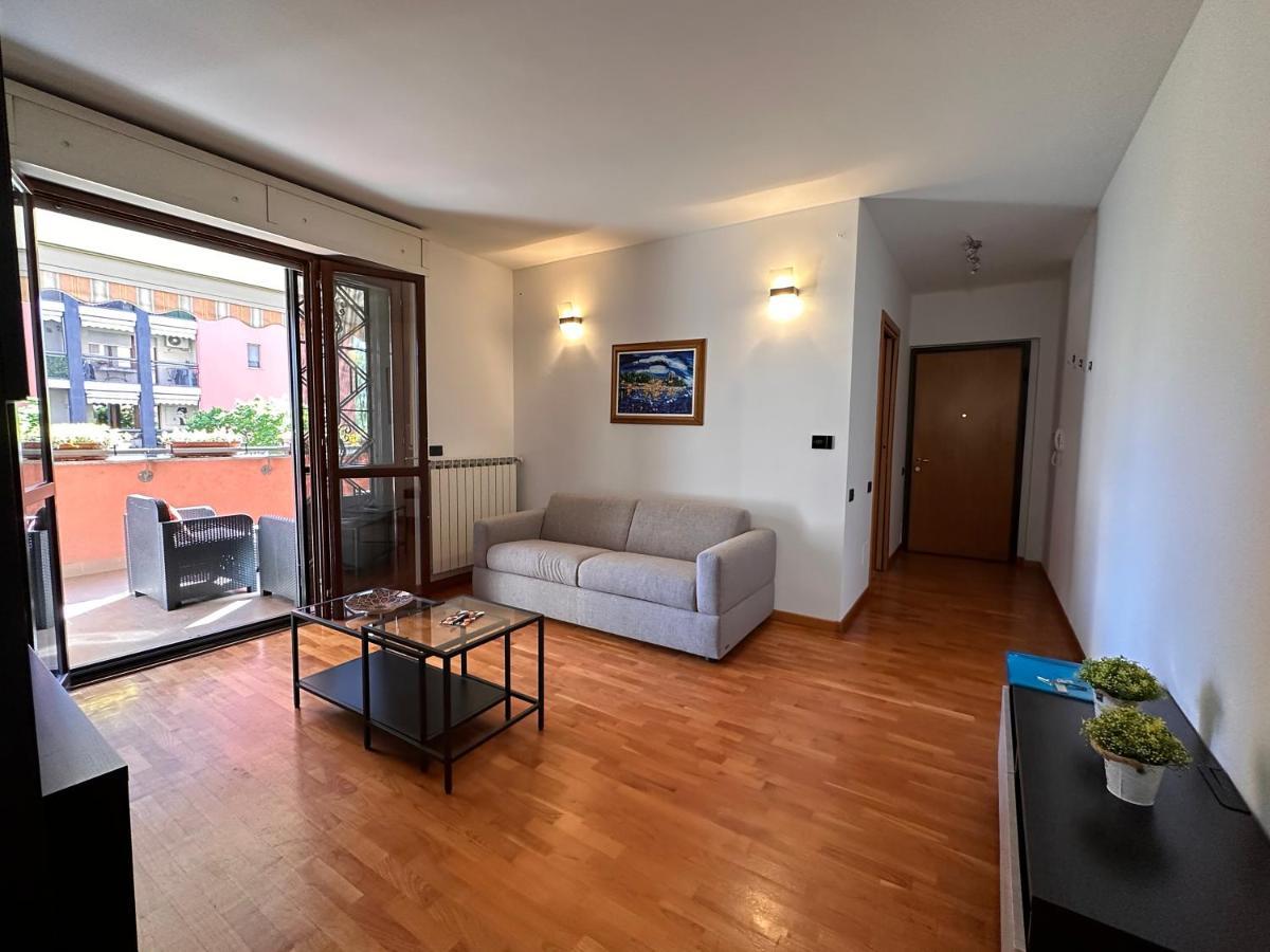 Bwr - Bilocale Con Terrazzo, Via Gonin * Milano