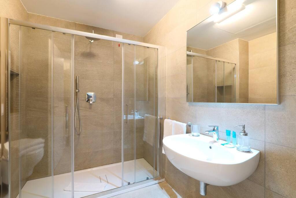 Apartment Contempora - Rosellini 5a *