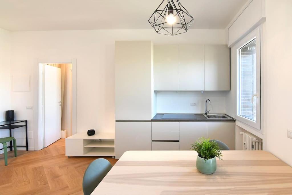 Appartement Luminoso Bilocale Con Terrazzino Milaan