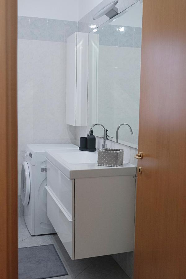 Bwr - Bilocale Con Terrazzo, Via Gonin * Milano