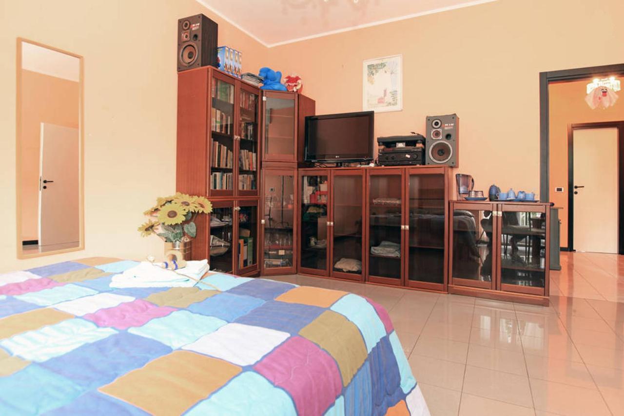 Room, 200m Subway, Navigli Area, Free Park, 10min Center, No Fee, Shared Bath And Kitchen