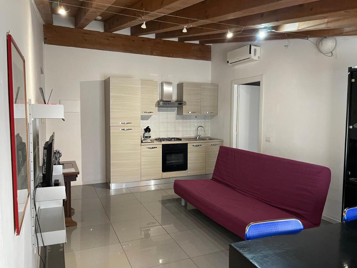 Canal Apartment *
