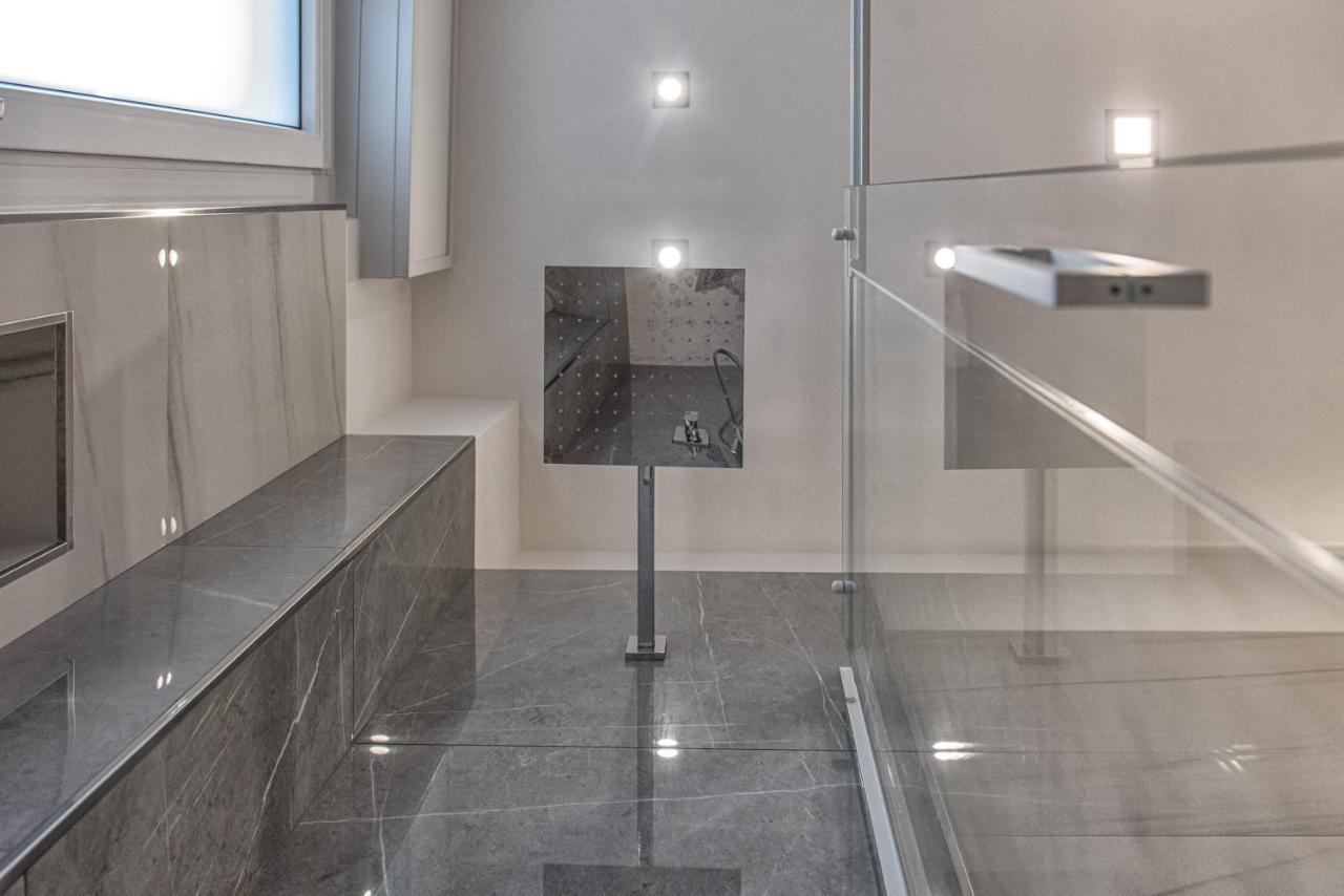 New & Bright Balcony Flat By Station *