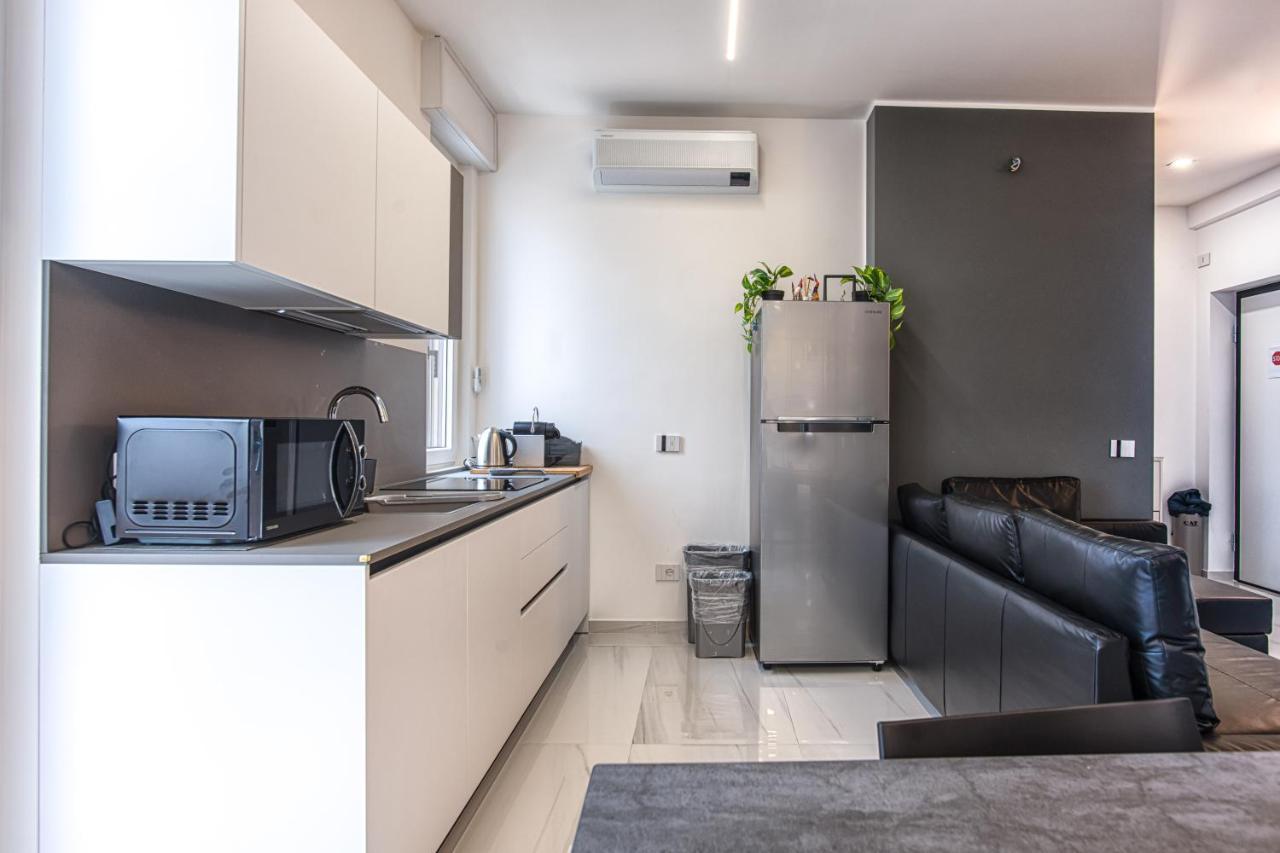 New & Bright Balcony Flat By Station *
