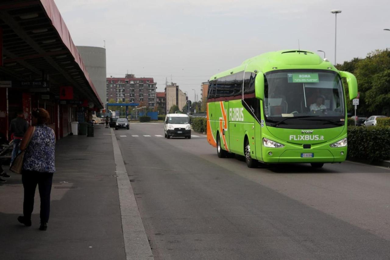 While Underground And Bus Station A/c Apartment
