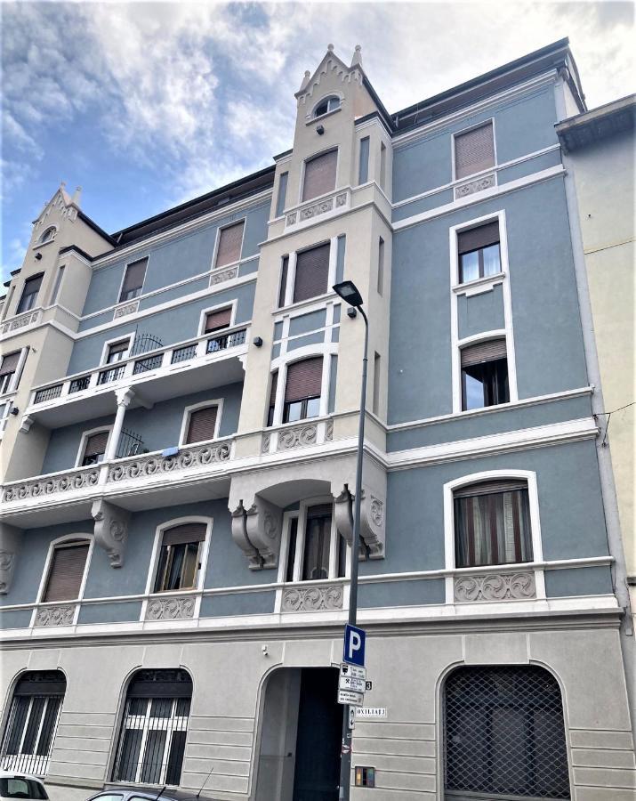 Oxilia Near To Red Subway Milan