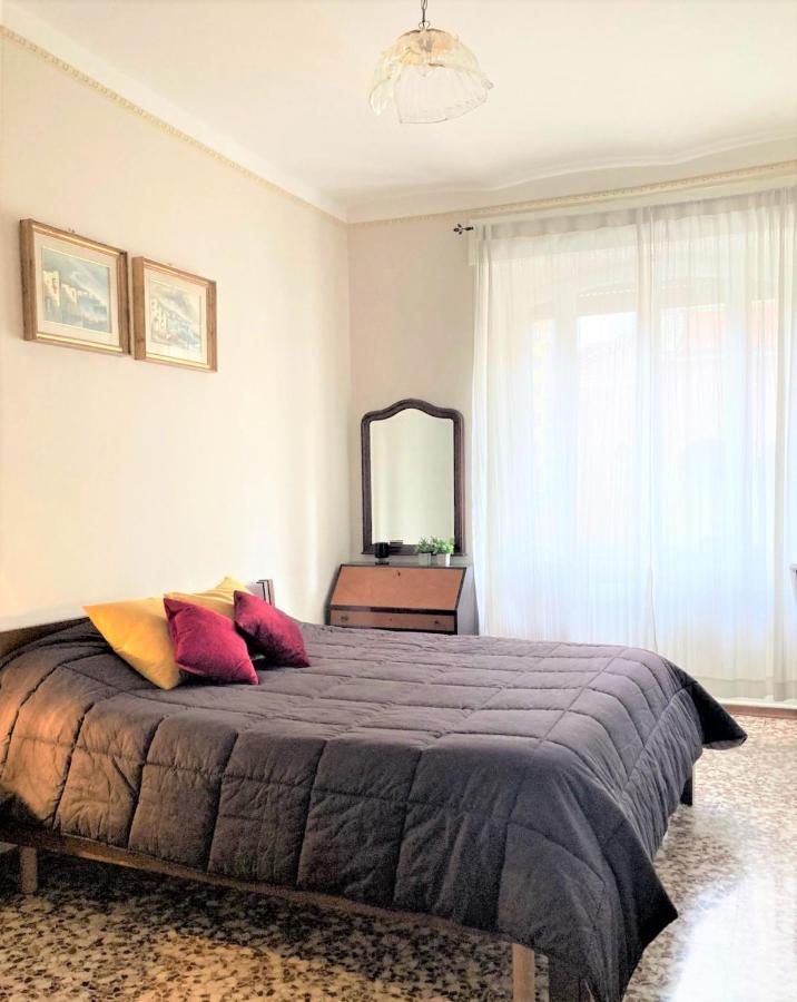 Oxilia Near To Red Subway * Milan