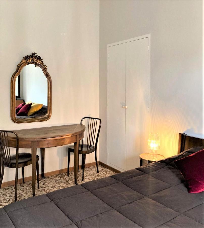 Oxilia Near To Red Subway * Milan
