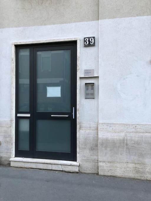 Bilocale In Bande Nere-metro Rossa Duomo Leilighet Milano