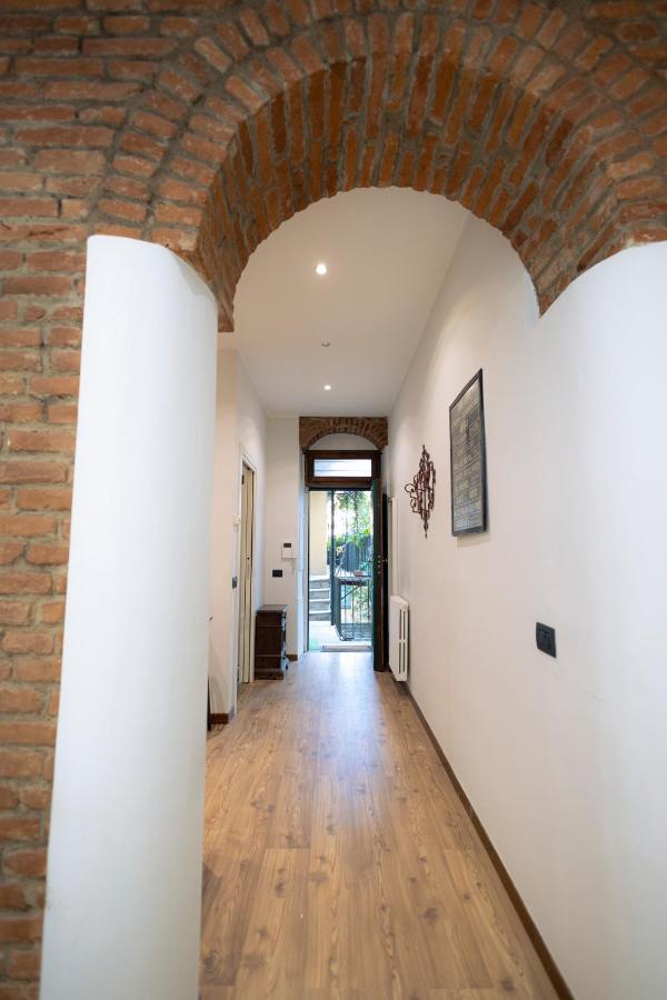 The Red Bricks - San Babila Area Apartment