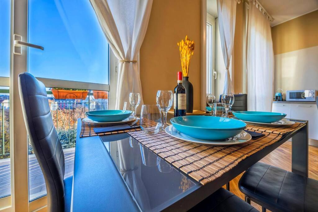 Sunny & Updated Flat With Panoramic View 50m From M4 Stop *