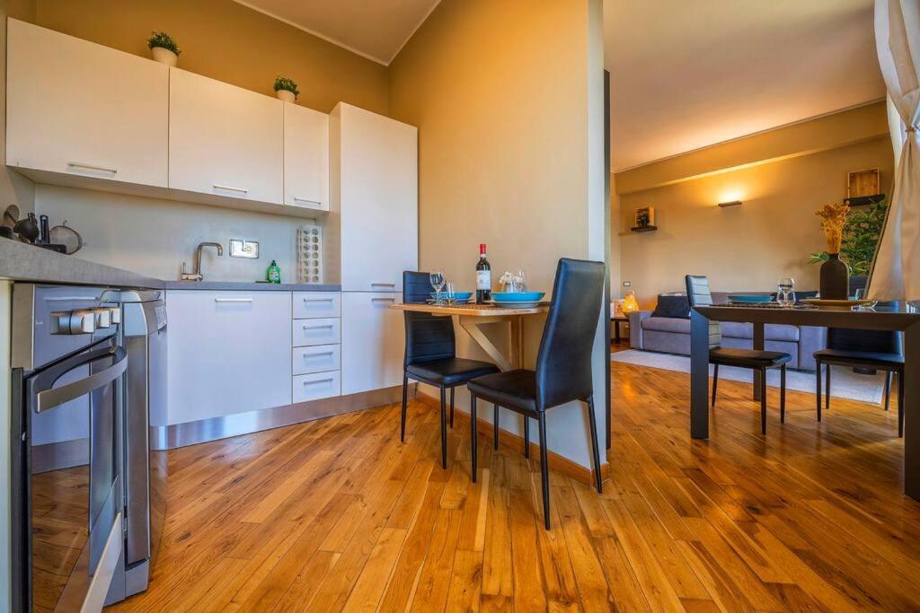Sunny & Updated Flat With Panoramic View 50m From M4 Stop Milan