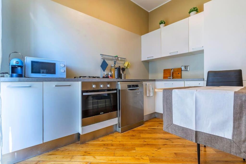 Sunny & Updated Flat With Panoramic View 50m From M4 Stop Apartment