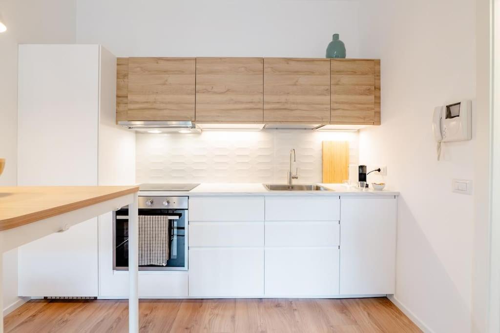 Luxury 1 Bedroom Apartment, Close To San Siro, Fiera And 10 Min Metro To Duomo * Milaan