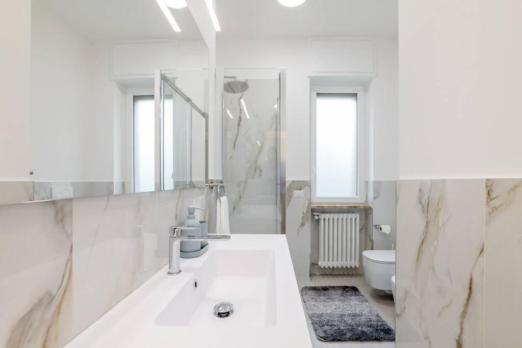 Luxury 1 Bedroom Apartment, Close To San Siro, Fiera And 10 Min Metro To Duomo * Milaan