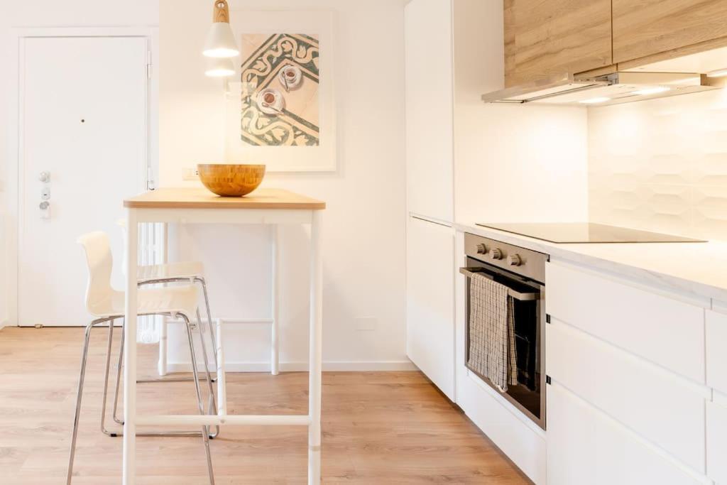 Appartement Luxury 1 Bedroom Apartment, Close To San Siro, Fiera And 10 Min Metro To Duomo Milaan