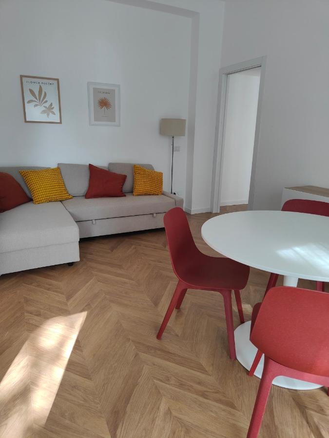 Elegante Bilocale A Con Balcone Milano