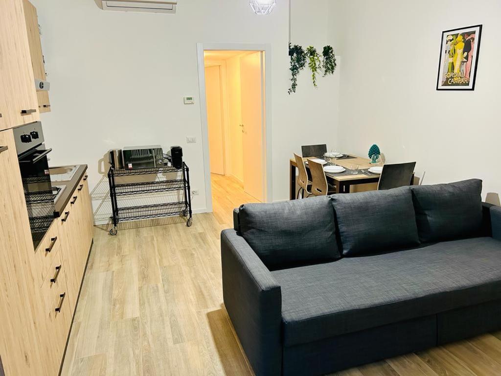 Kibilu - Via Valtellina - Quartiere Isola - Stazione Garibaldi - Monumentale - Vicinanze Brera Milaan