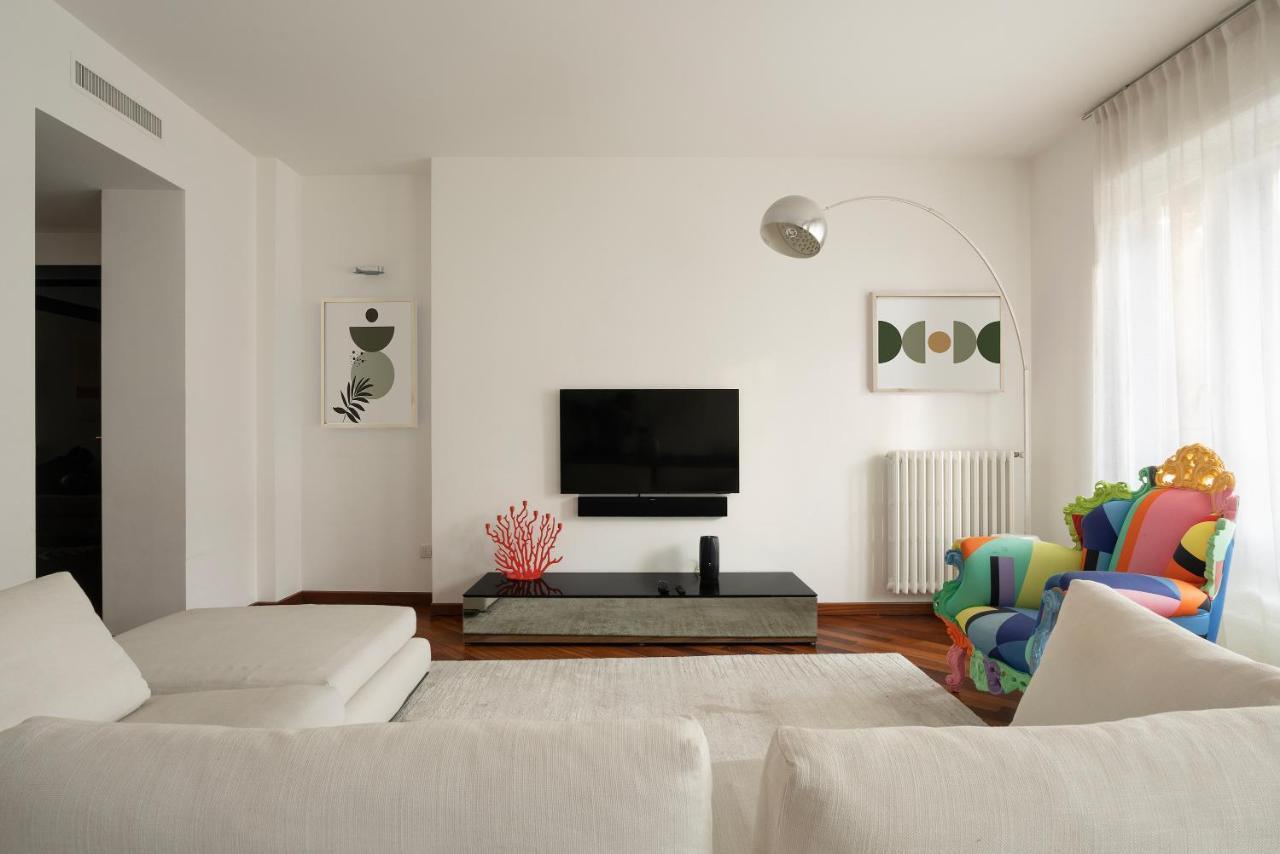 Santa Tecla Living Bronzetti 8 * Milan