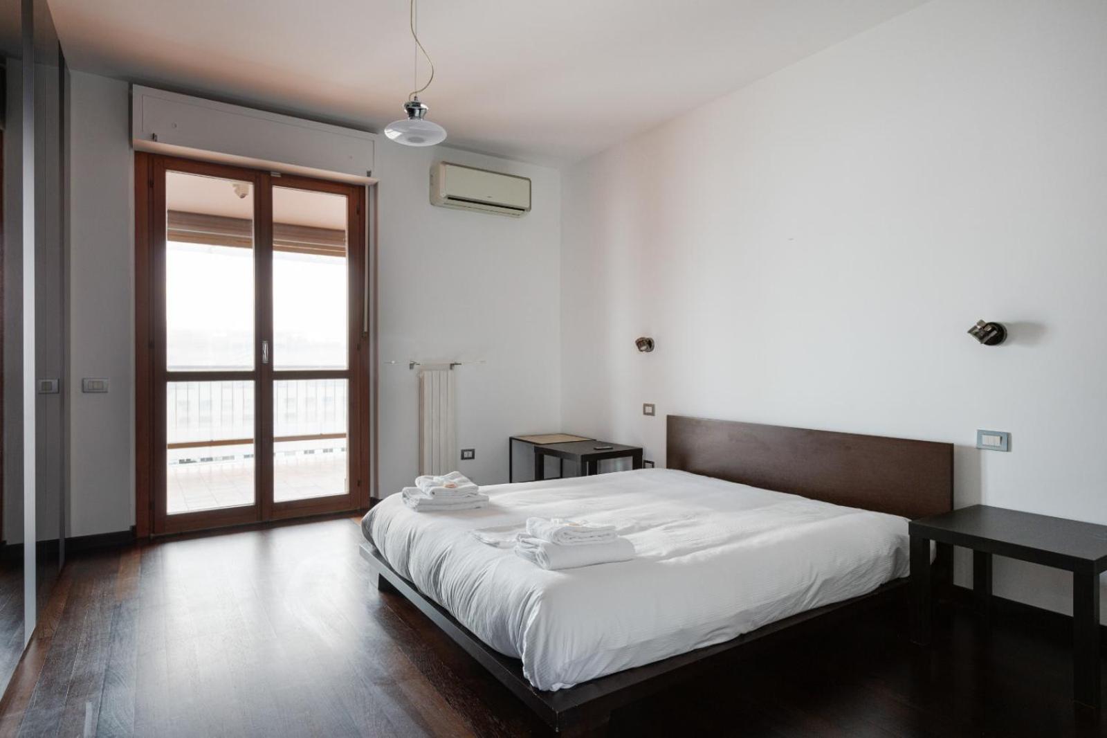 Bright With Balcony And Terrace Apartment Milan