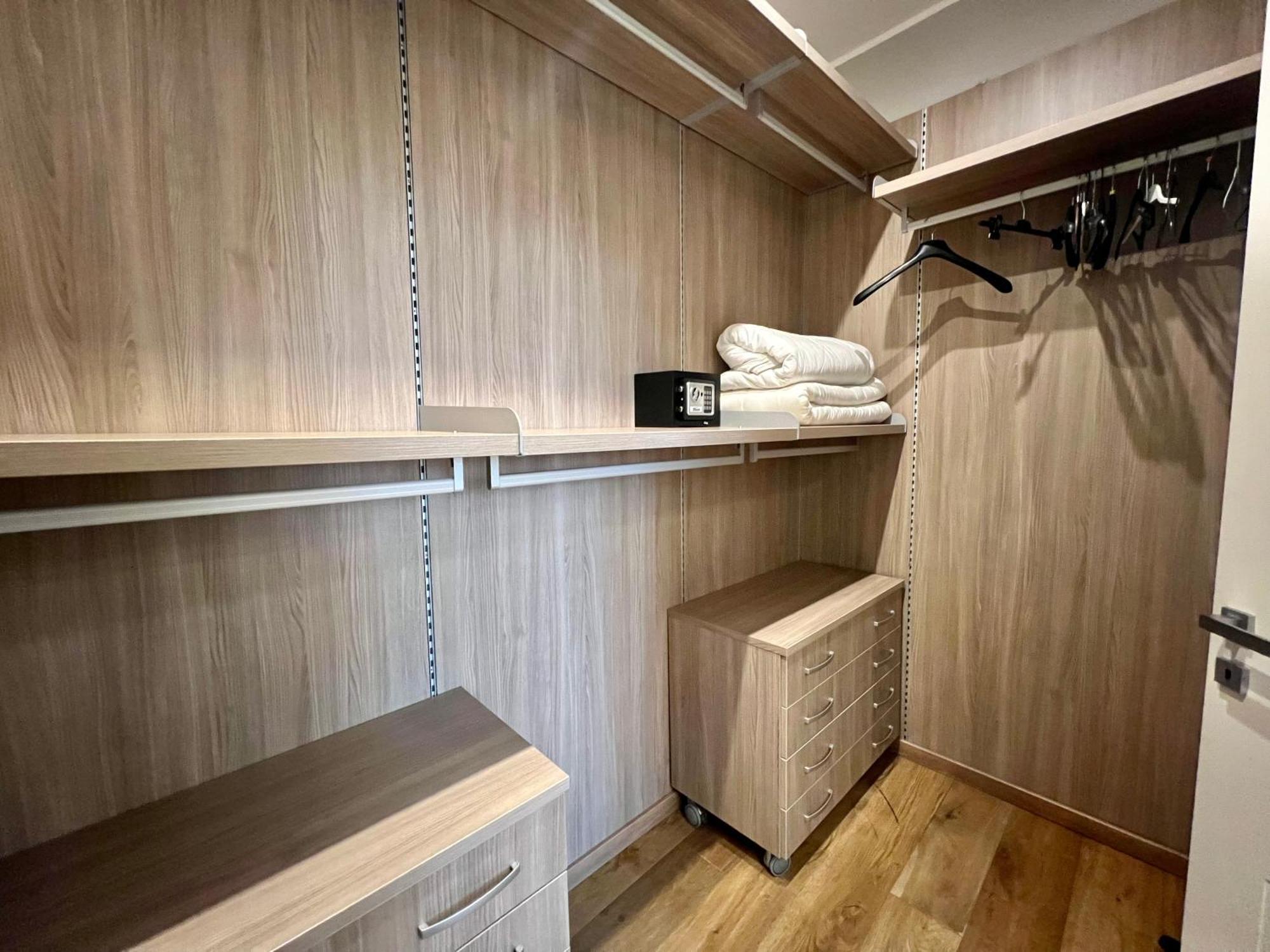 Apartment New Wonderful Bilo With Walk-in Closet From Moscova