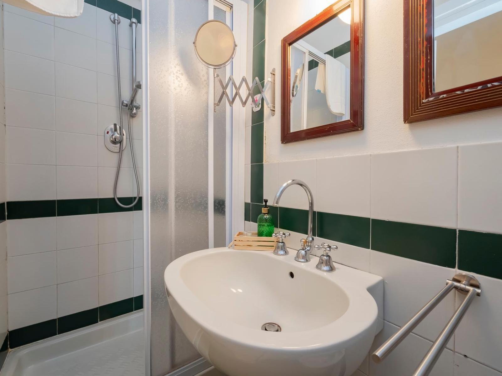 Xenia - Luminous At Navigli Tram Theme Apartment