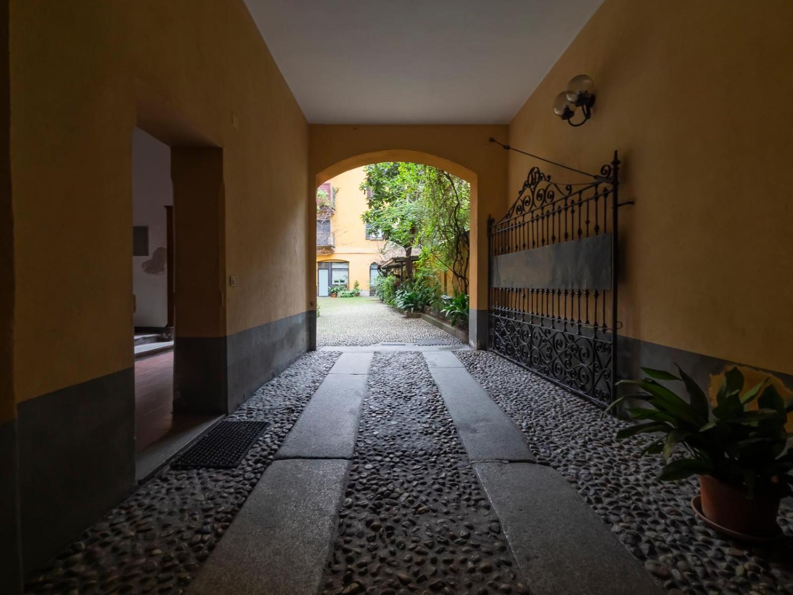 Xenia - Luminous At Navigli Tram Theme Apartment