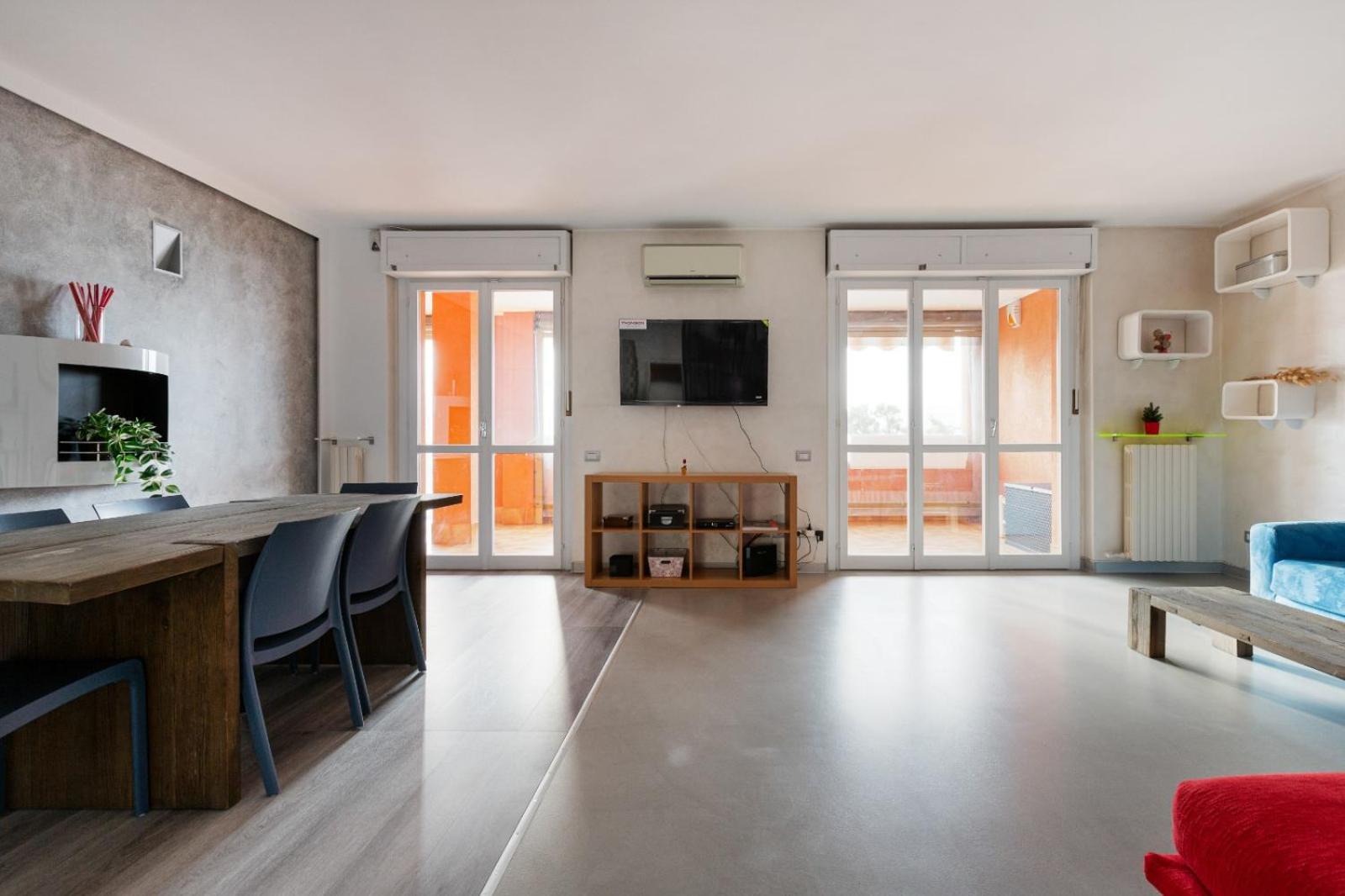 Bright With Balcony And Terrace Apartment *