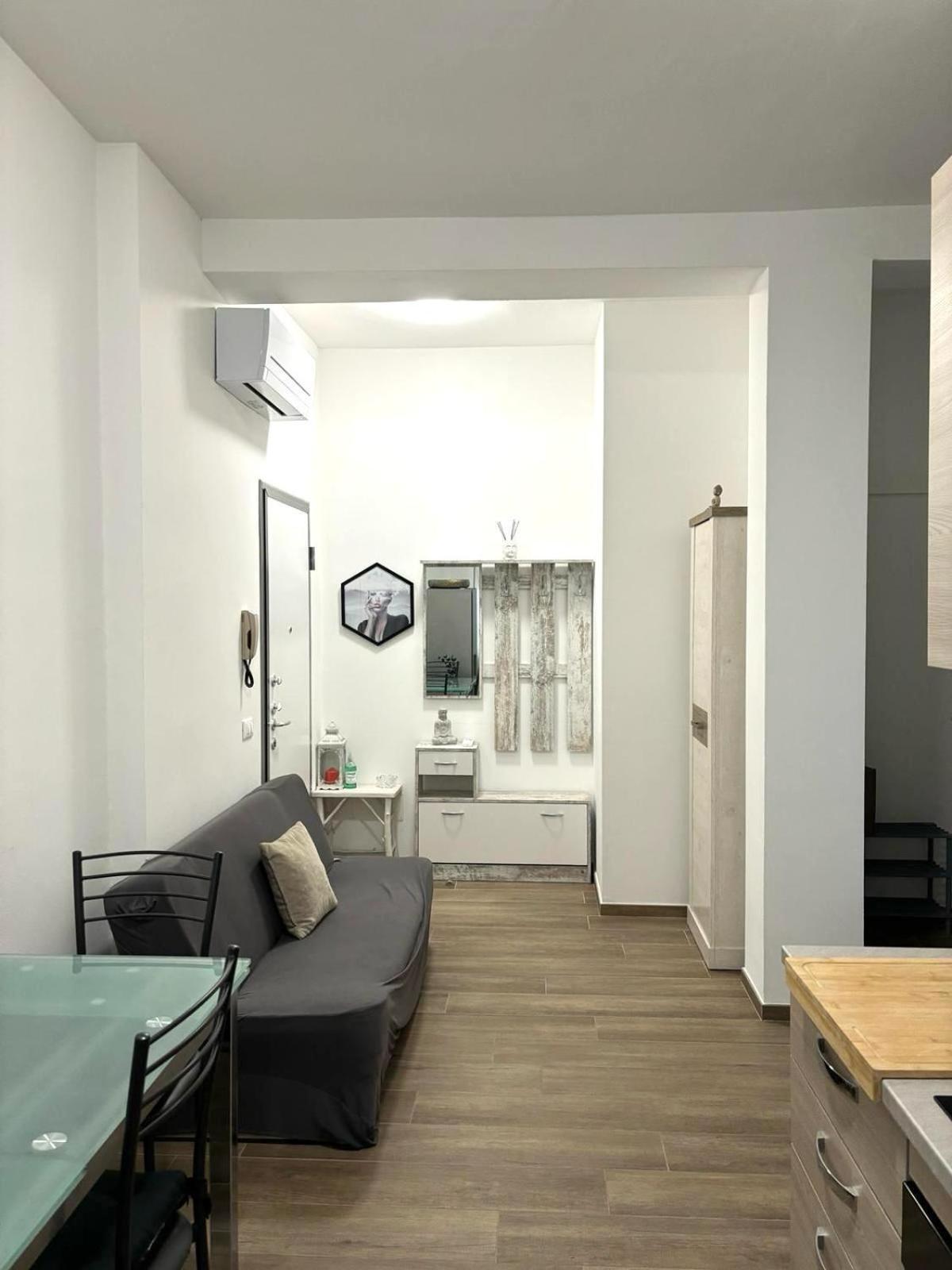 Bilocale In Bande Nere-metro Rossa Duomo Apartment