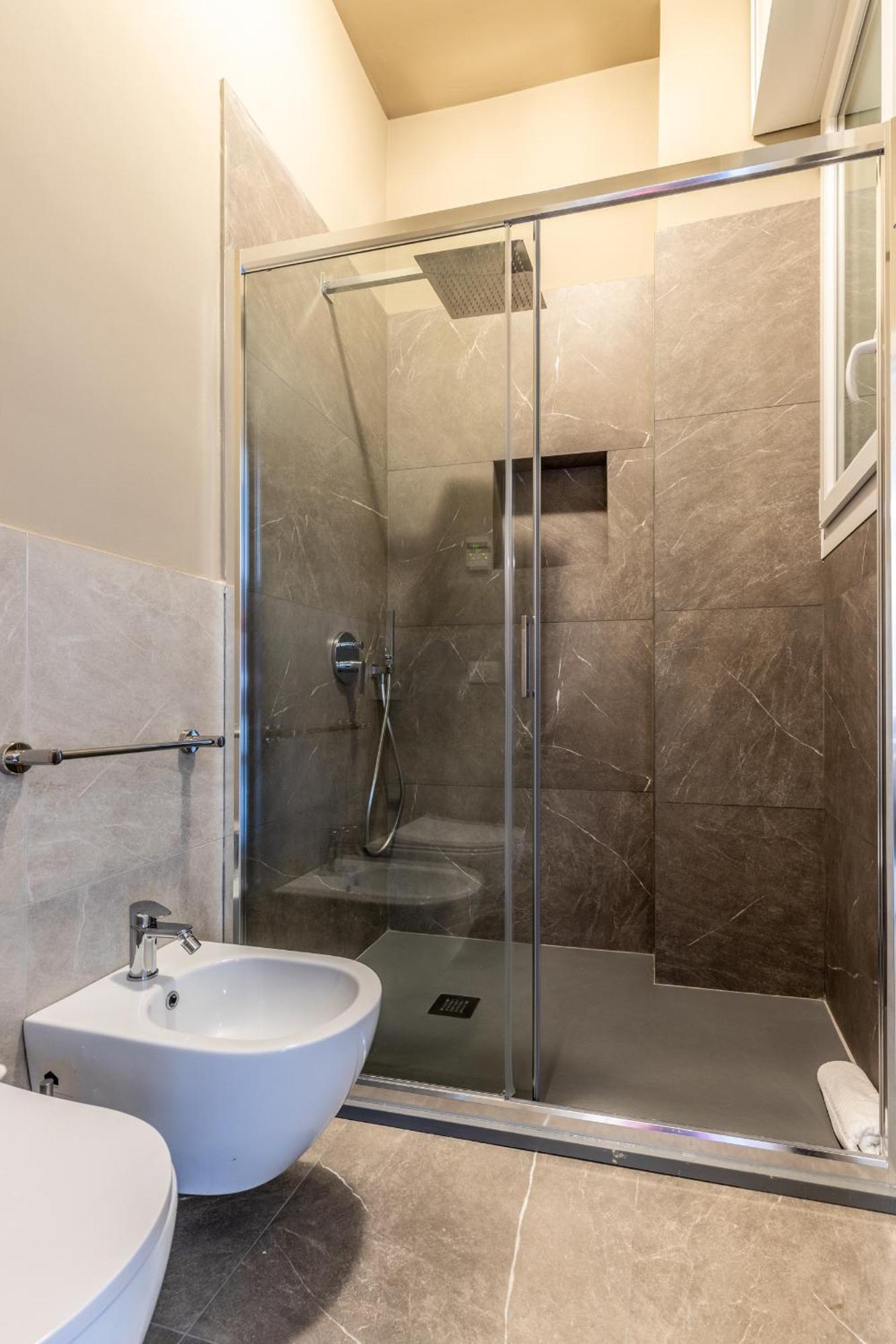 Stayeasy Quadronno33 - 3 Bedrooms, 2 Baths - Duomo Walking Distance *