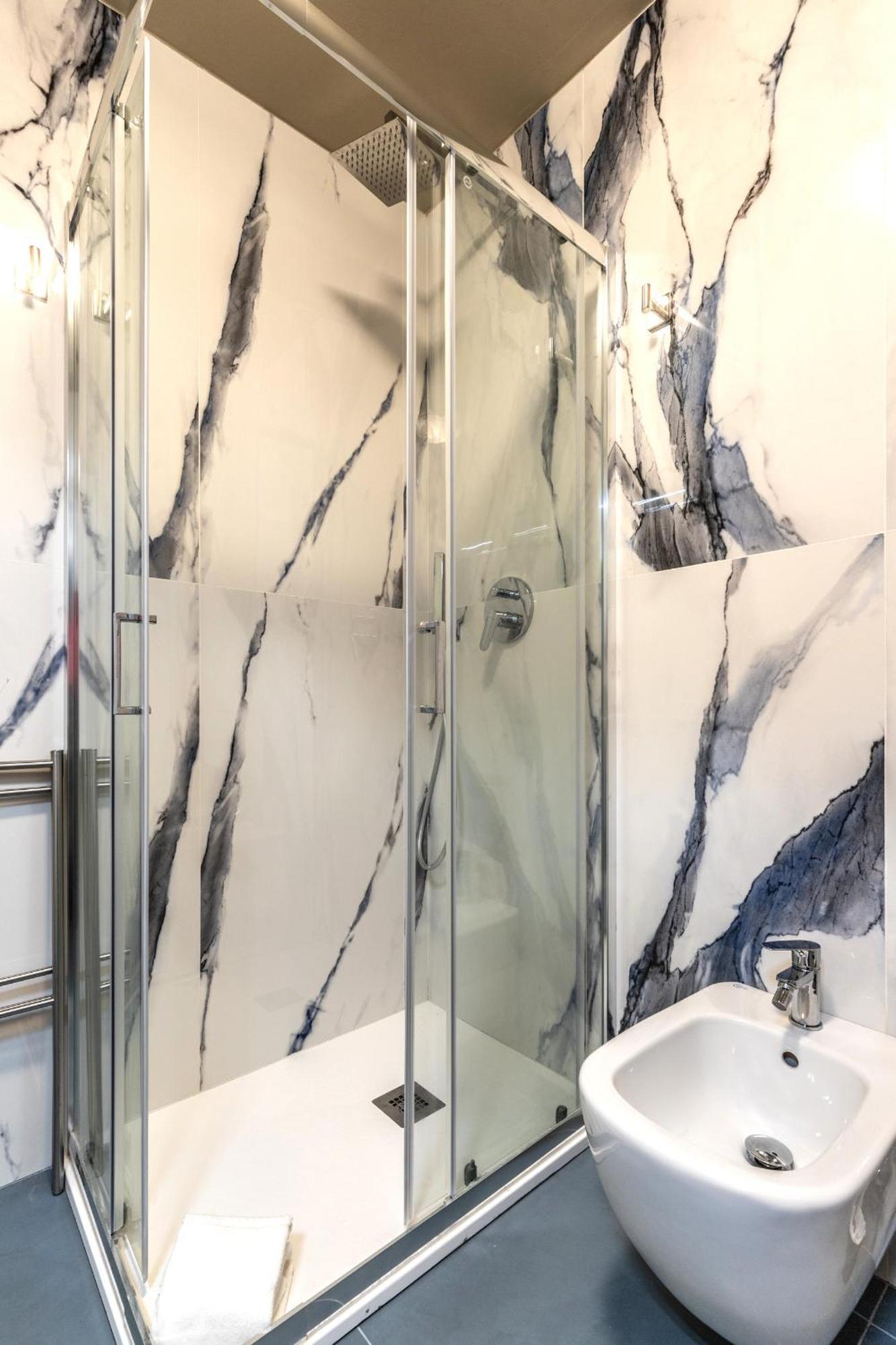 Stayeasy Quadronno33 - 3 Bedrooms, 2 Baths - Duomo Walking Distance Milano