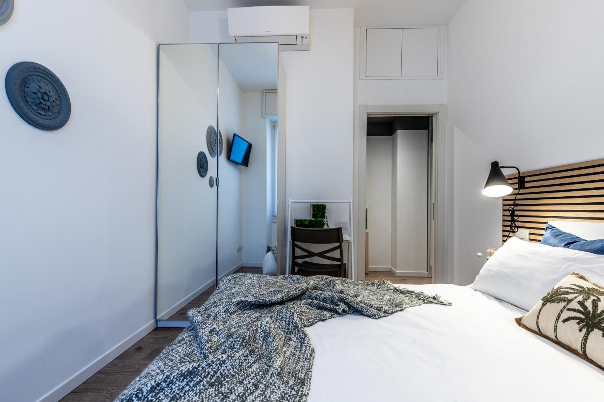 Stayeasy Quadronno33 - 3 Bedrooms, 2 Baths - Duomo Walking Distance Milano
