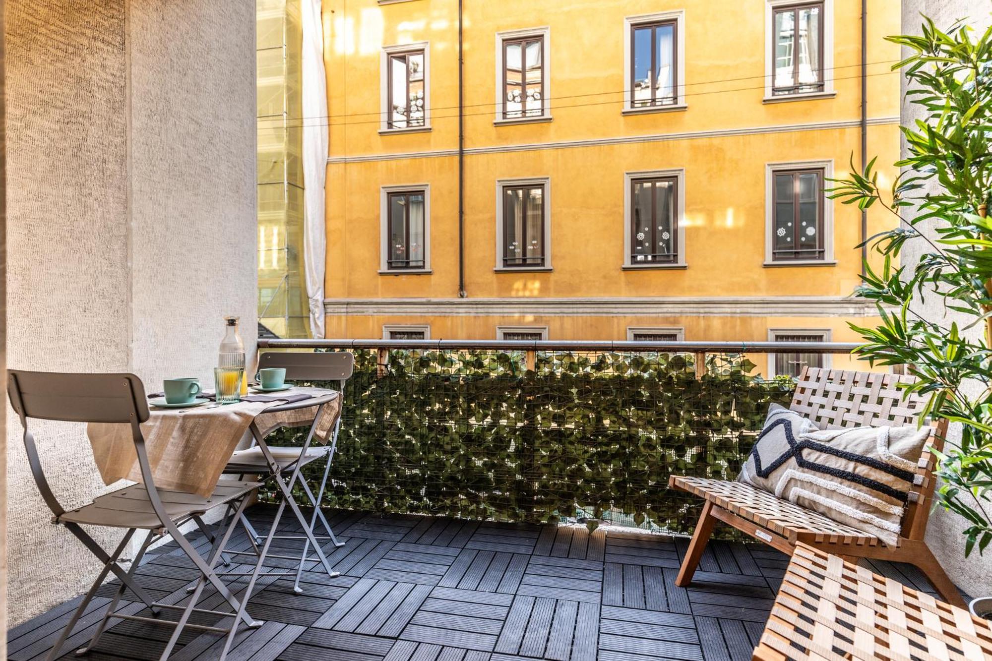 Stayeasy Quadronno33 - 3 Bedrooms, 2 Baths - Duomo Walking Distance * Milano