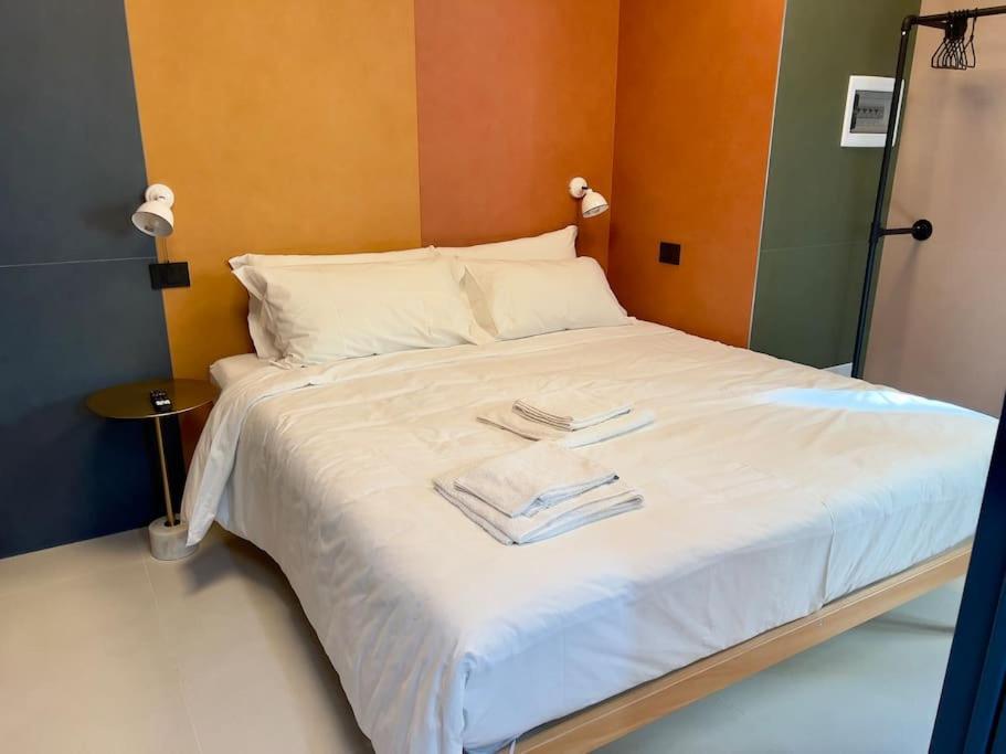 Apartment Rainbow Colorful By Station Mailand