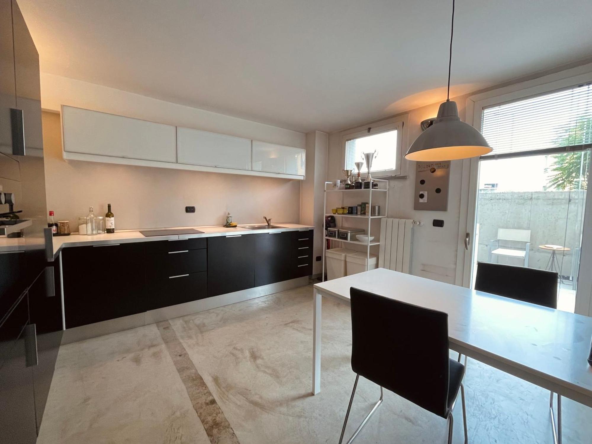 Appartamento Ampio Loft Su Due Livelli Con Giardino