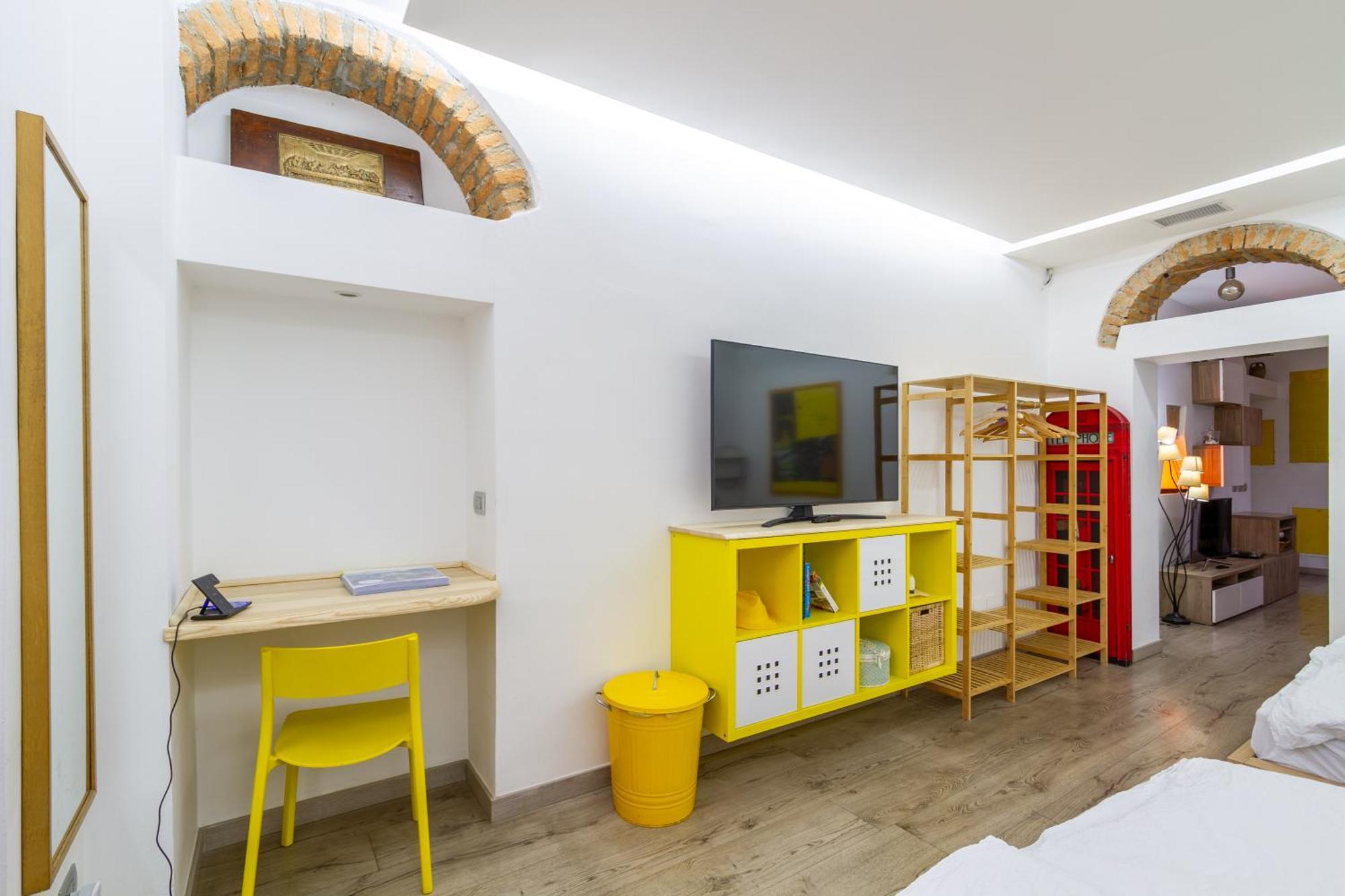 Apartment I Della *