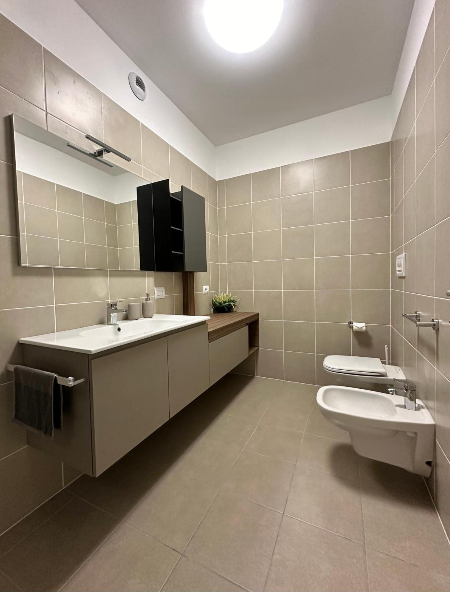 Casa Bianca - Metro E Stazione Sotto Casa Bed & Breakfast *
