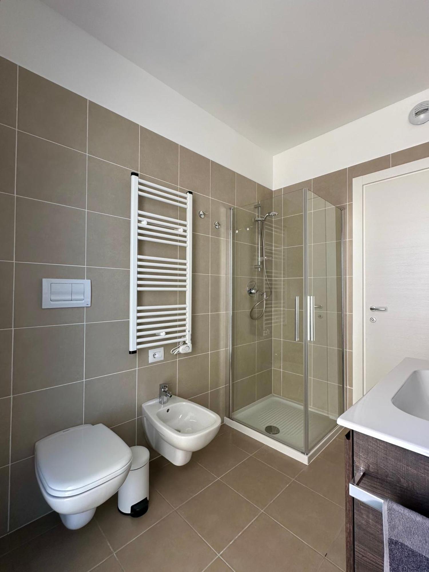 Casa Bianca - Metro E Stazione Sotto Casa Bed & Breakfast