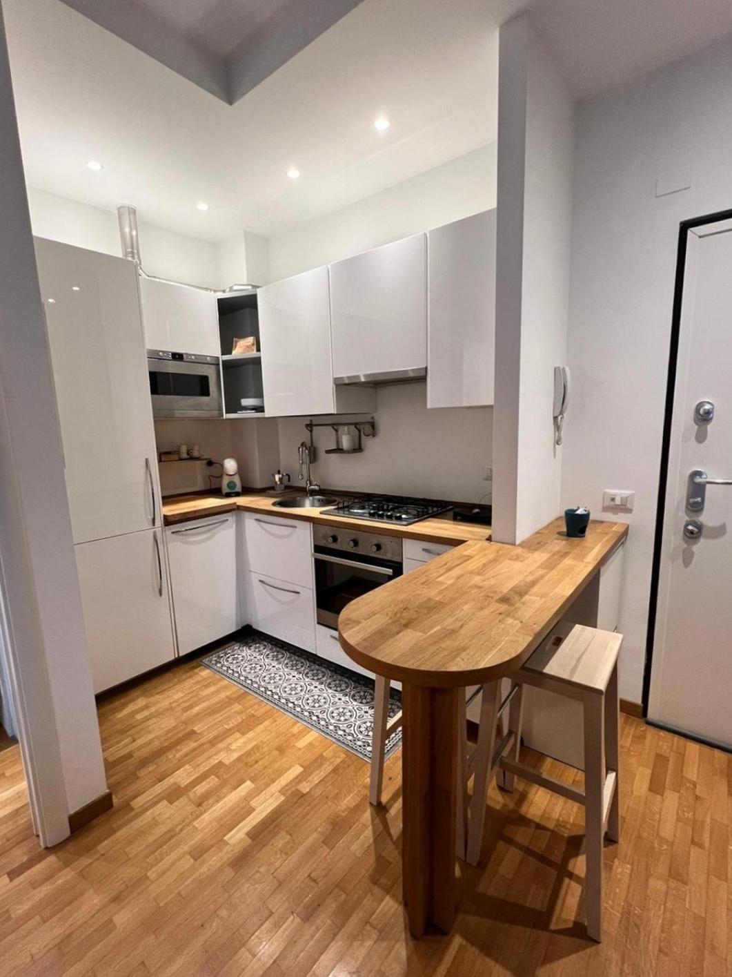 Da Vinci - With Balcony In Design District - Tortona Area Apartment *