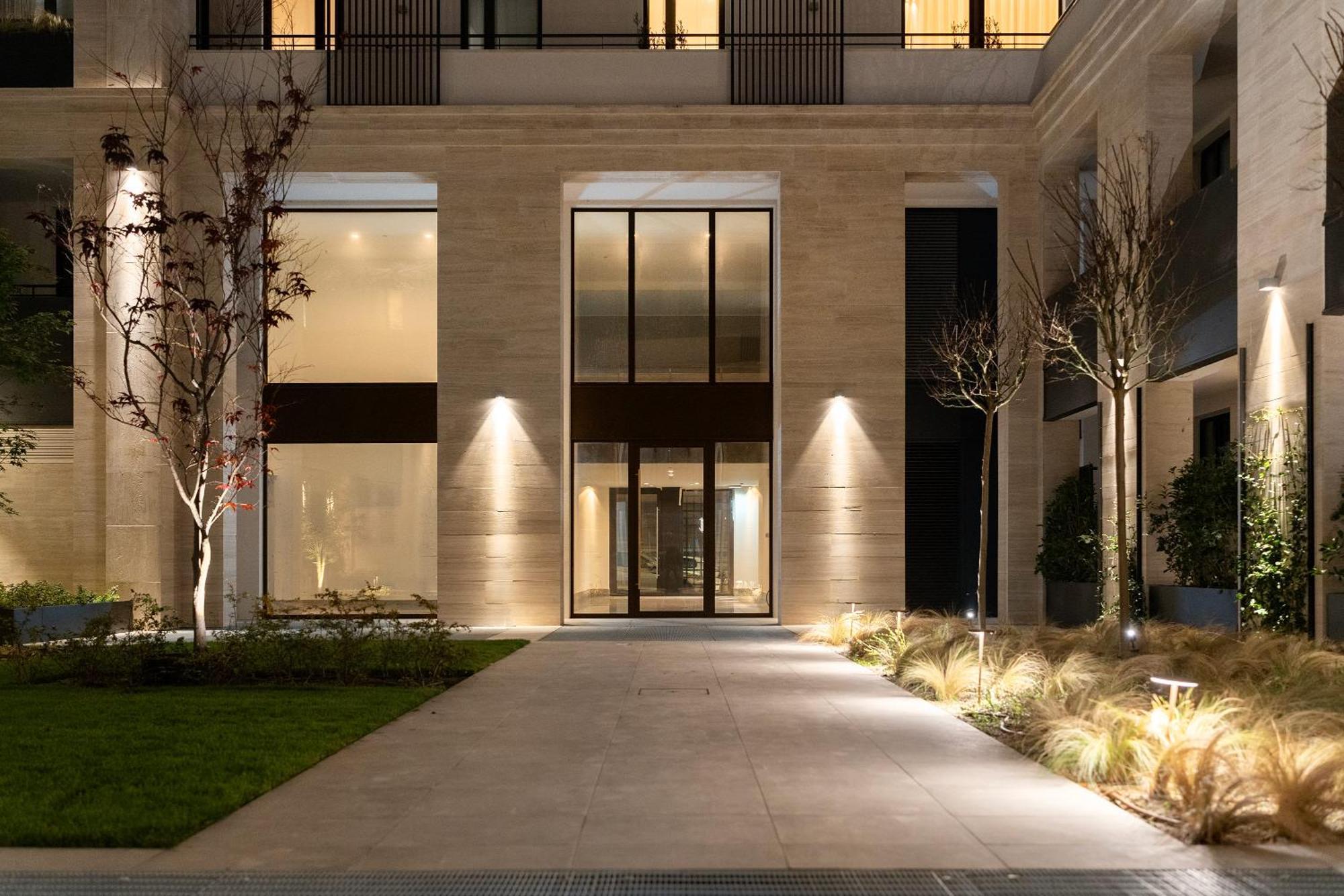 Santa Tecla Living Washington Building * Milan