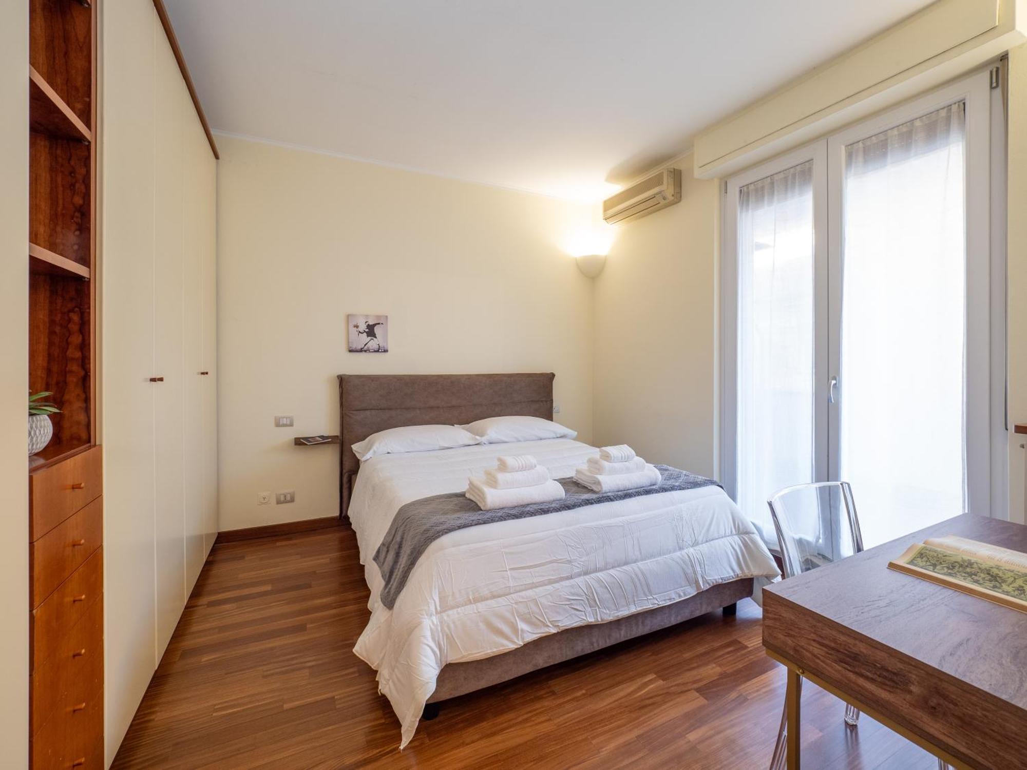Flat In Center With Terrace, Near Garibaldi Fs *