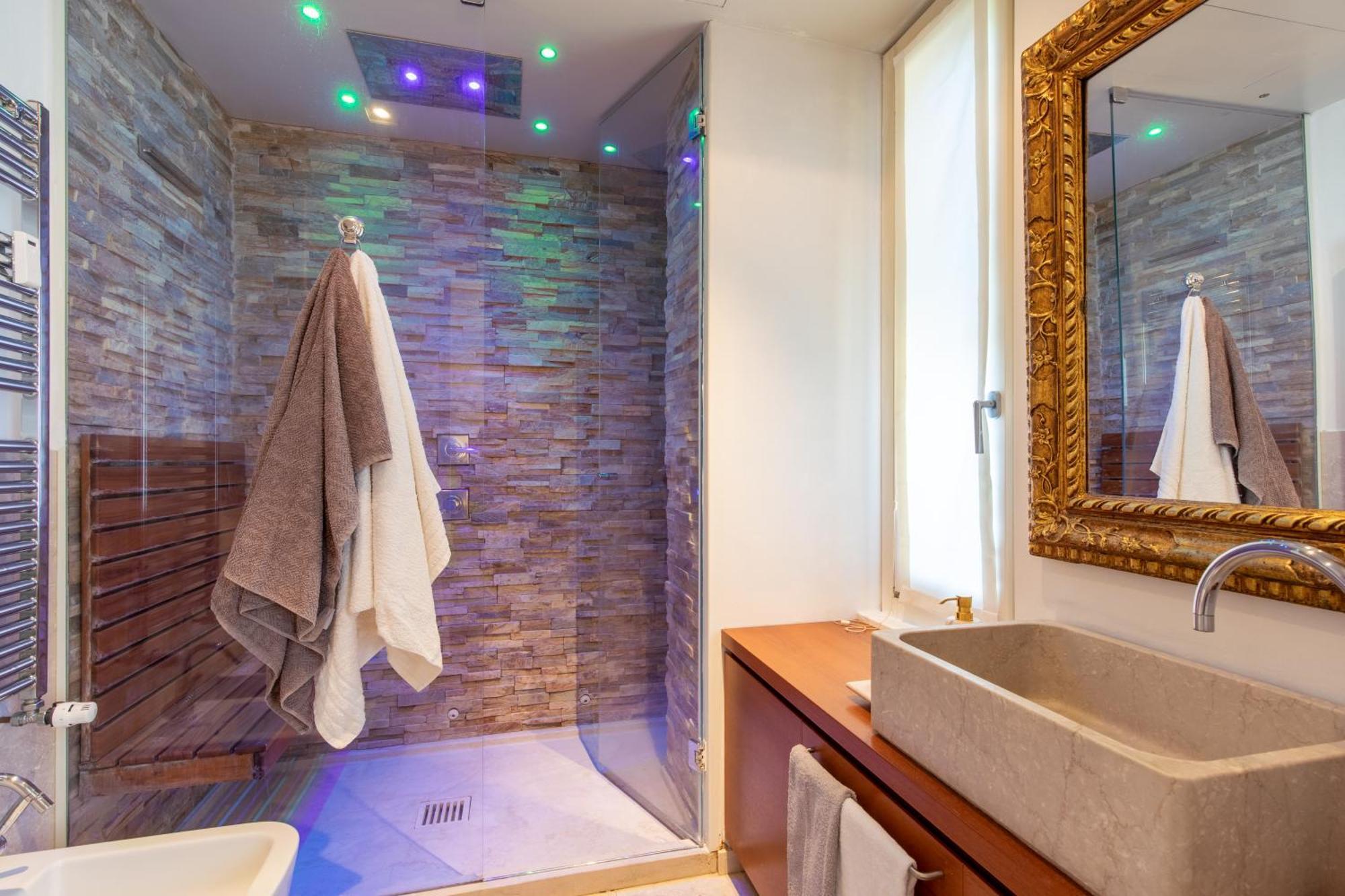 Porta Venezia- Design Apartment, 2-bedrooms, Netflix, Wifi Apartment *