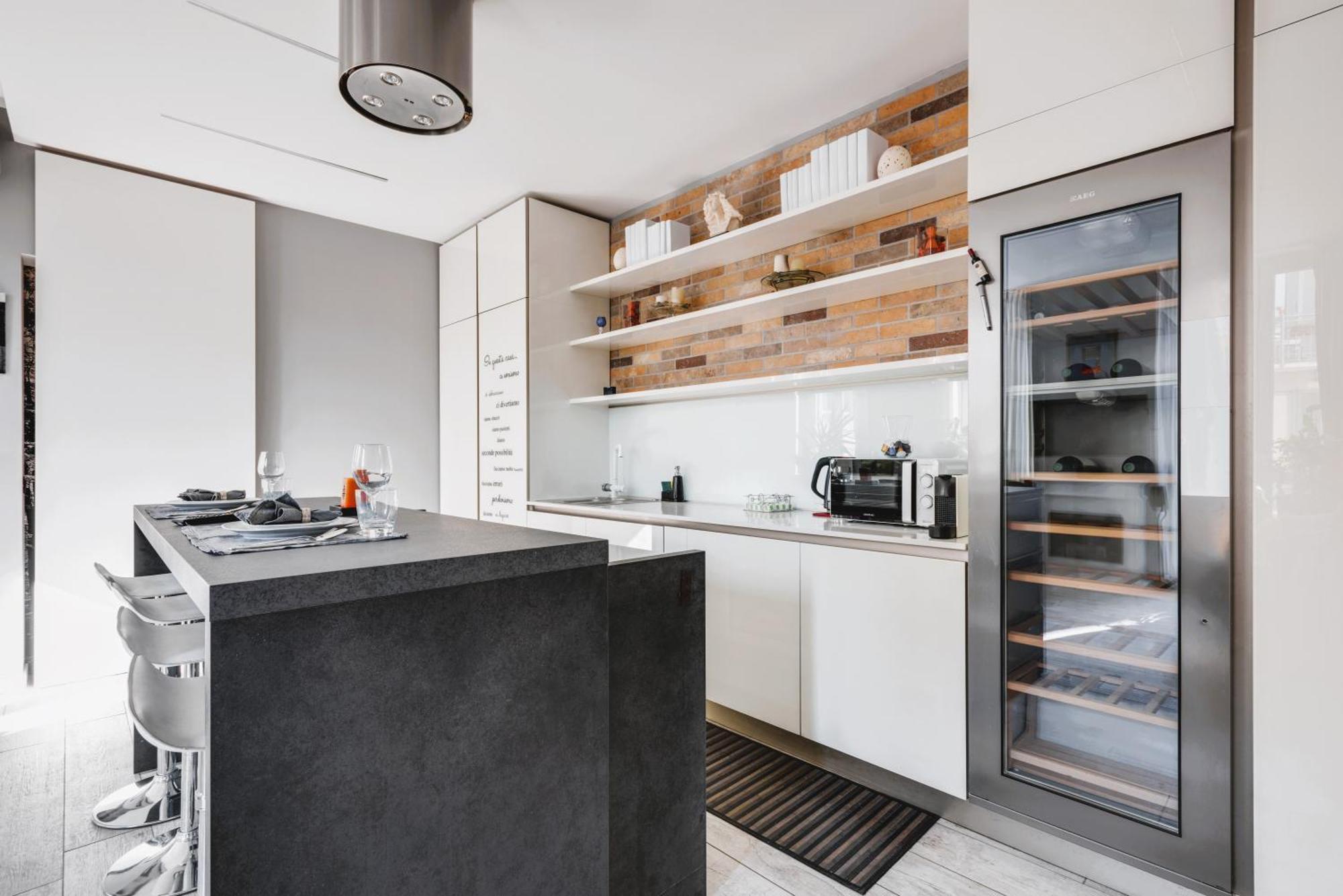 Elegant In Center Apartment