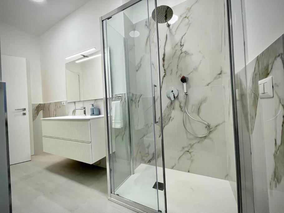 Luxury 1 Bedroom Apartment, Close To San Siro, Fiera And 10 Min Metro To Duomo Appartement *