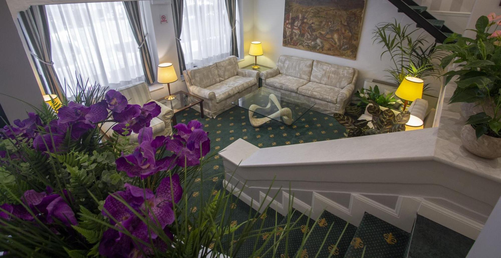 Flora Hotel