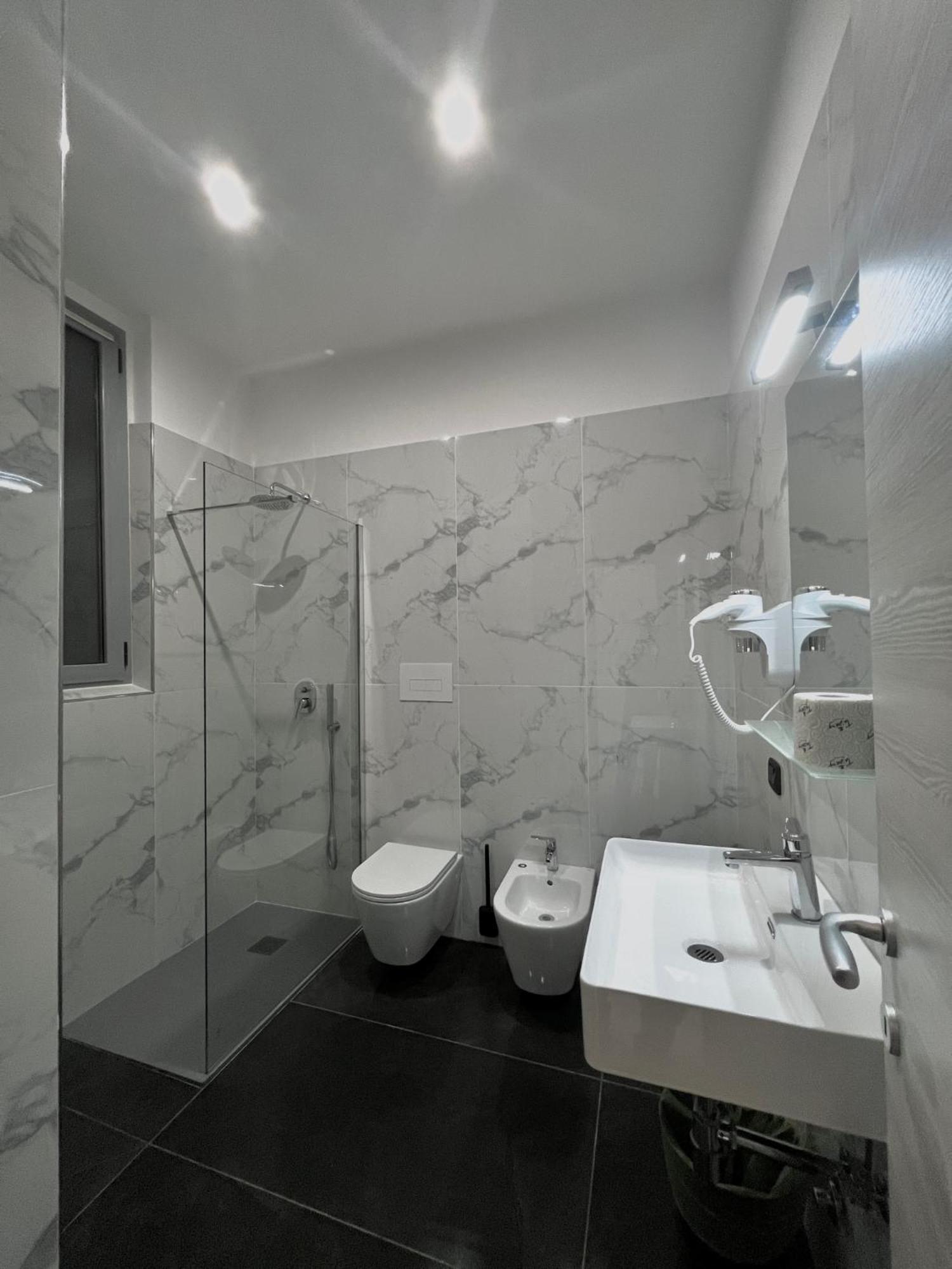 Hotel Sara 2*
