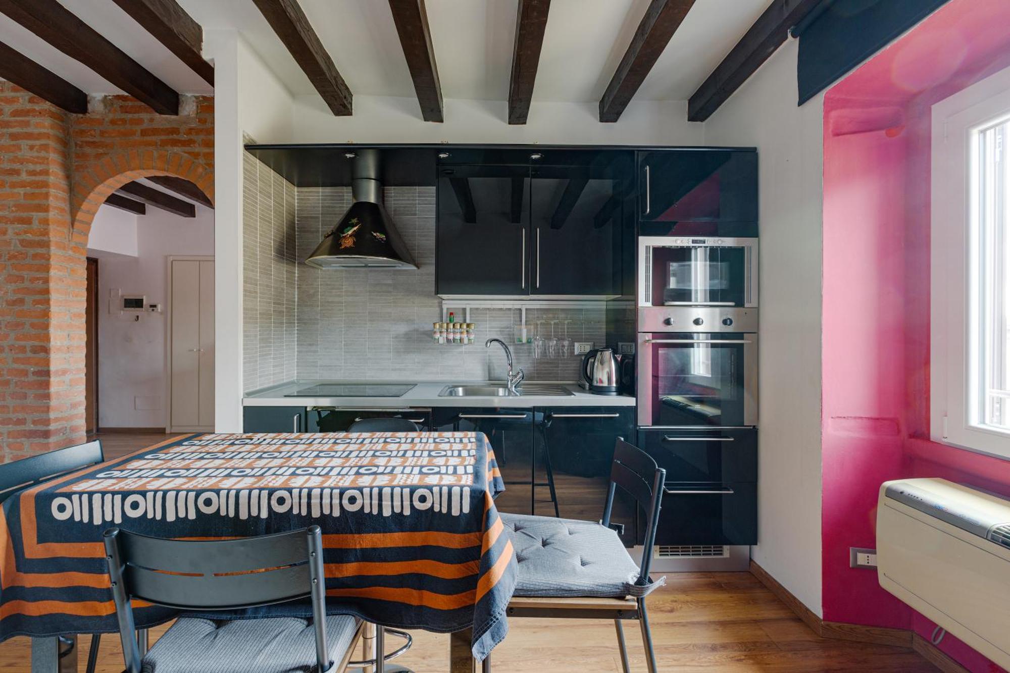 Colonne Di San Lorenzo - Colorful Apartment!
