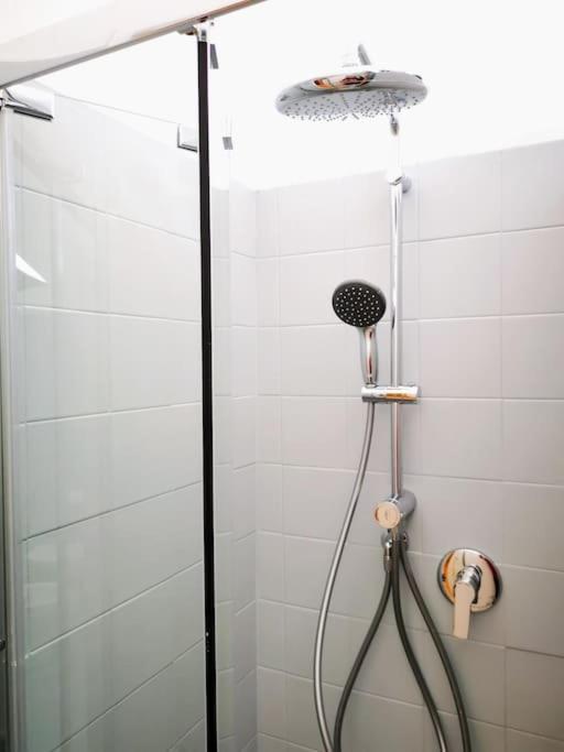 Appartamento Sunny Flat 50 Meters From The Metro *