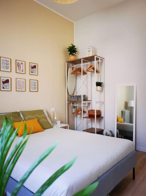 Appartamento Sunny Flat 50 Meters From The Metro Milano
